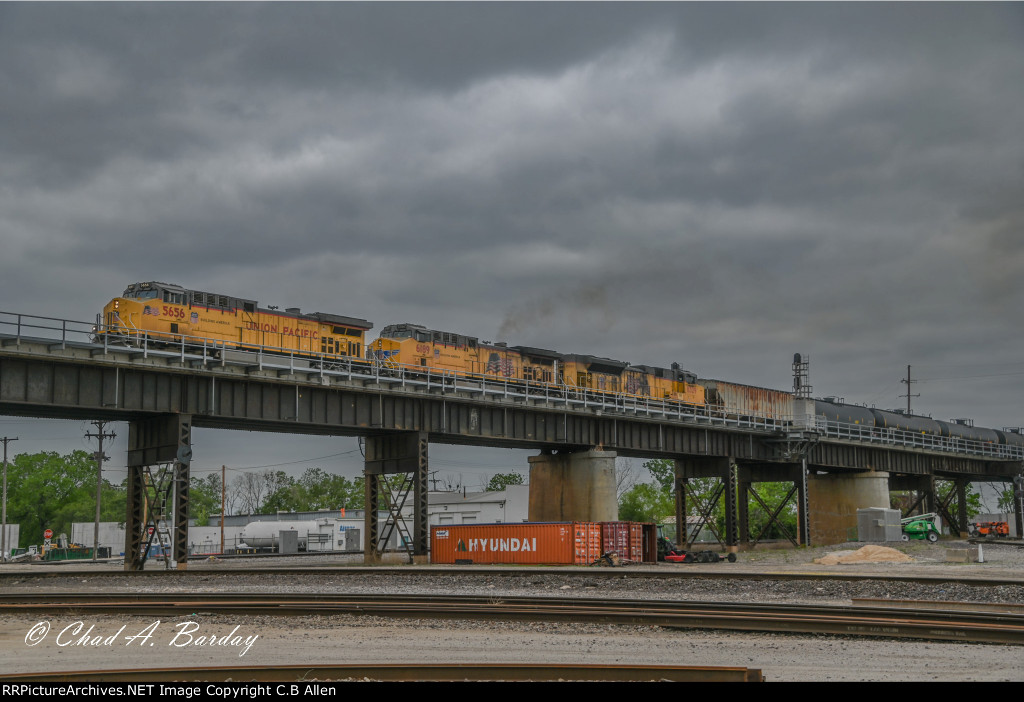A UP MIXED FREIGHT PULLS ACROSS THE JUNCTION